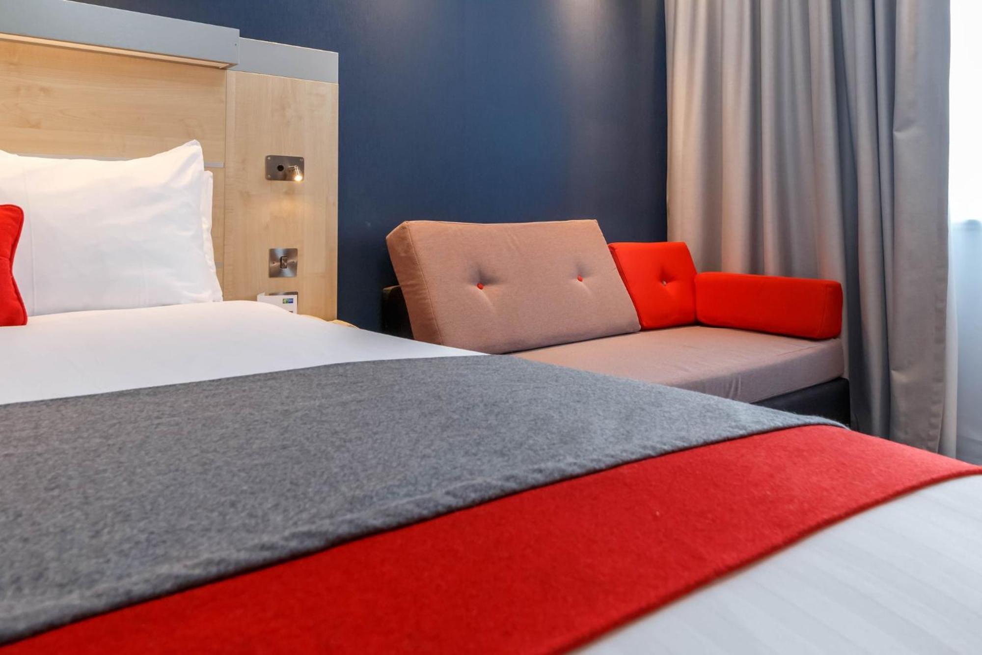 Holiday Inn Express Walsall M6, J10 By Ihg Bagian luar foto