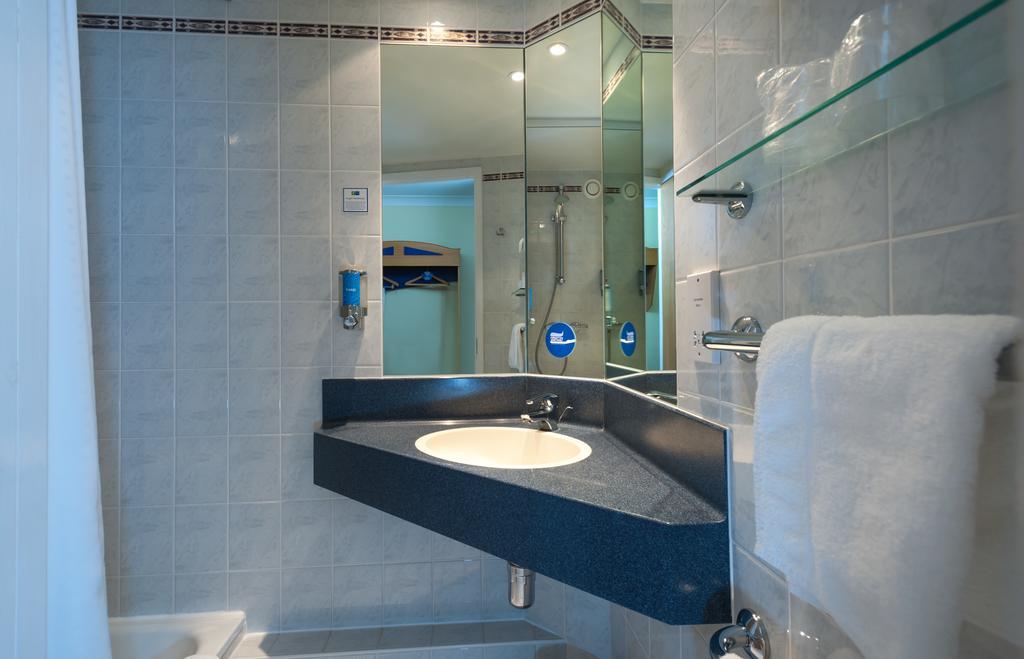 Holiday Inn Express Walsall M6, J10 By Ihg Bagian luar foto