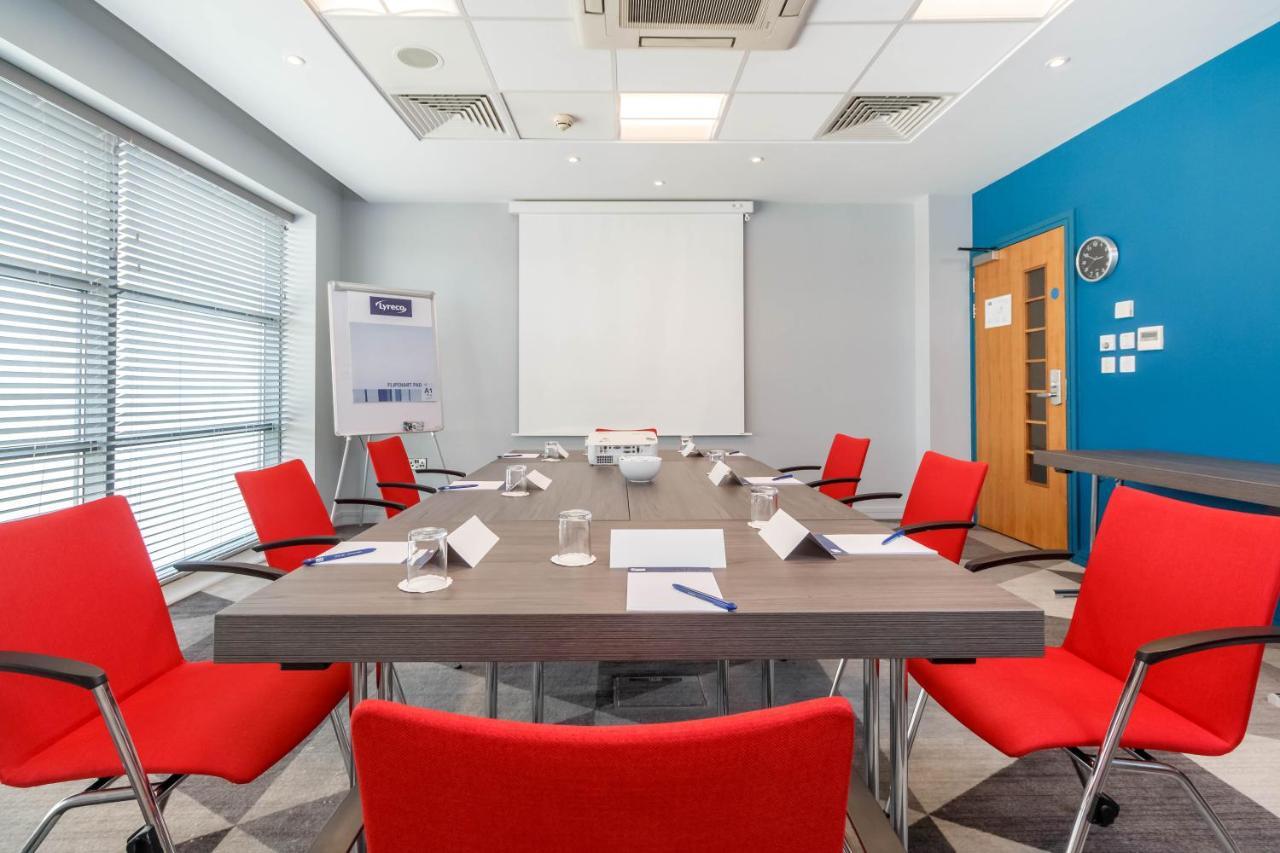 Holiday Inn Express Walsall M6, J10 By Ihg Bagian luar foto