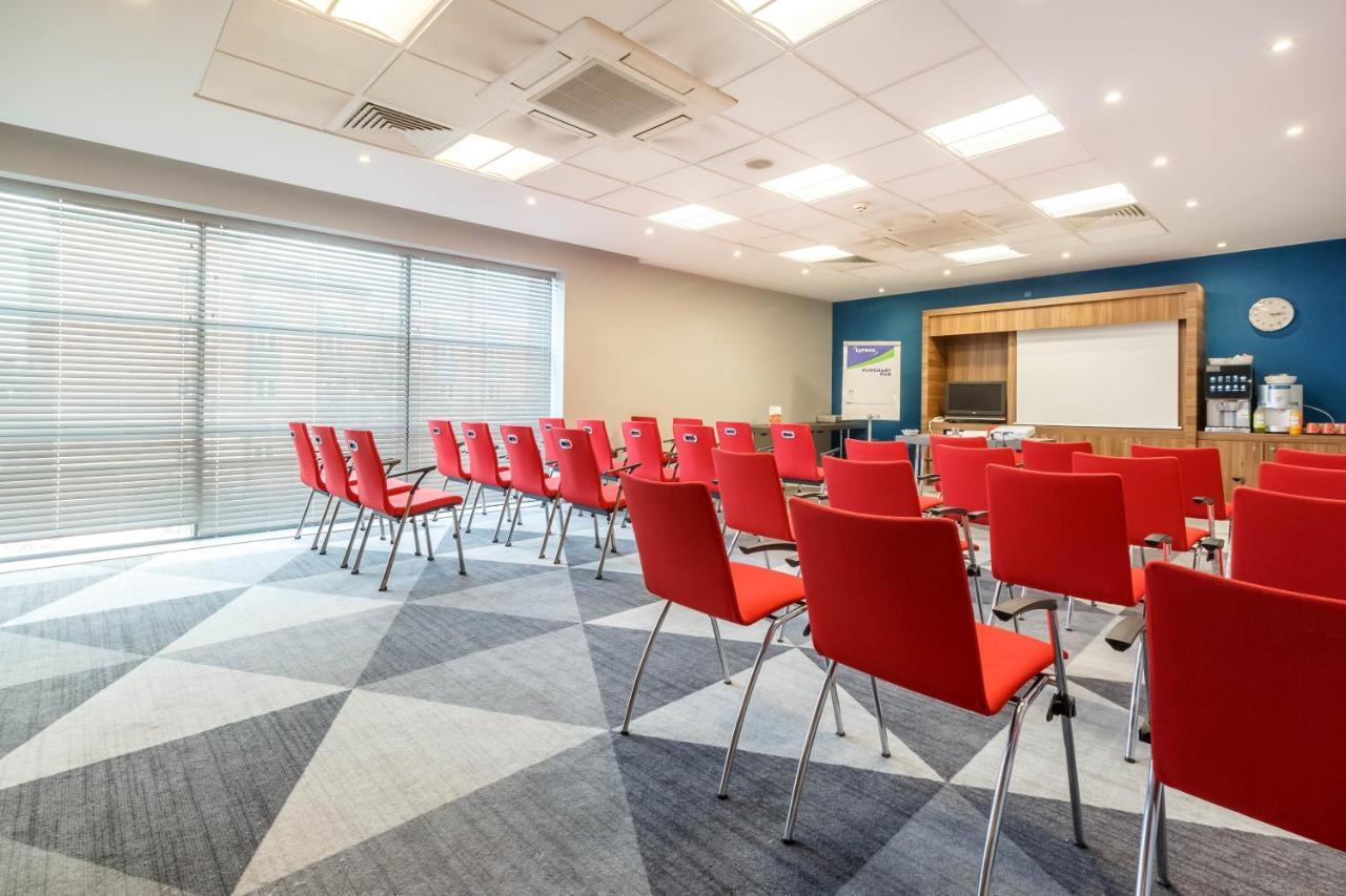 Holiday Inn Express Walsall M6, J10 By Ihg Bagian luar foto