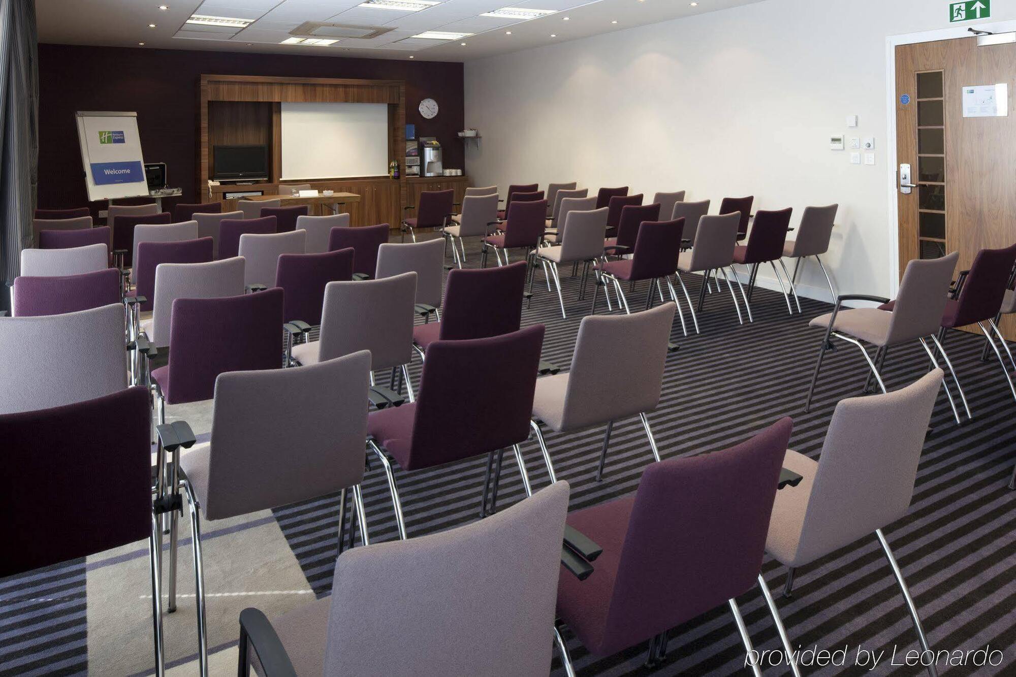 Holiday Inn Express Walsall M6, J10 By Ihg Bagian luar foto