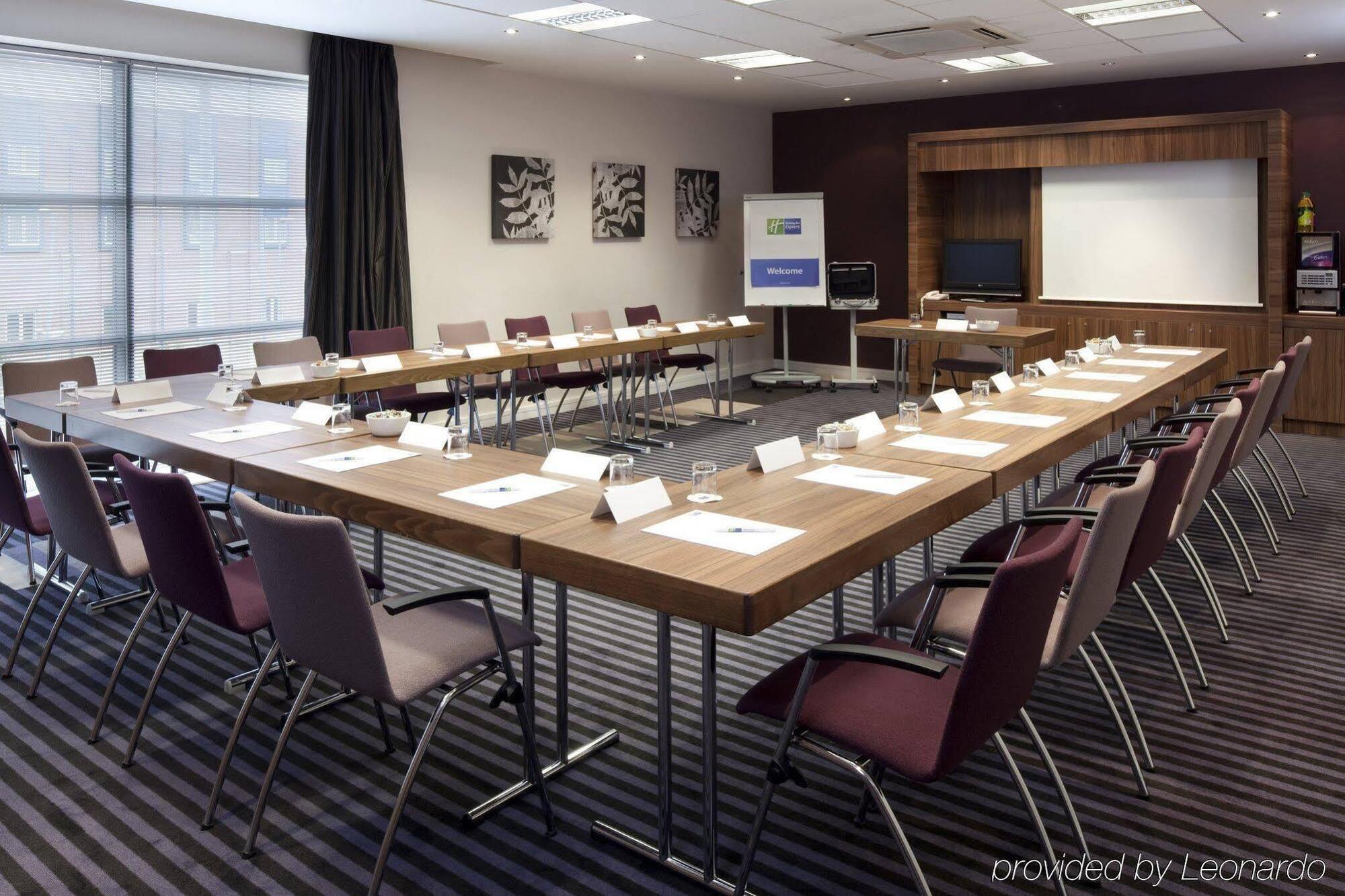 Holiday Inn Express Walsall M6, J10 By Ihg Bagian luar foto